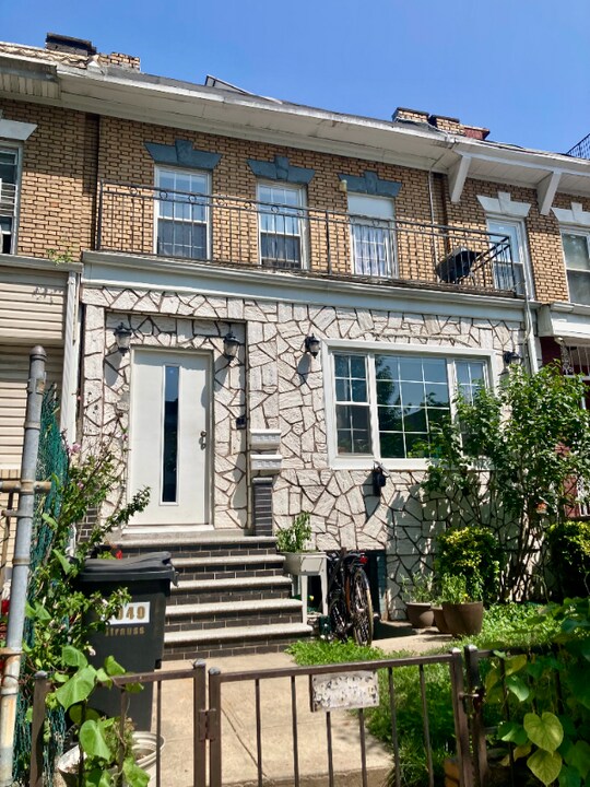 2049 Strauss St in Brooklyn, NY - Foto de edificio