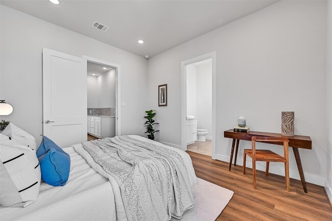 property at 4413 Anthony Ct Ln