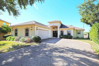 103 Yellowstone Lake Dr in Laredo, TX - Building Photo - Building Photo