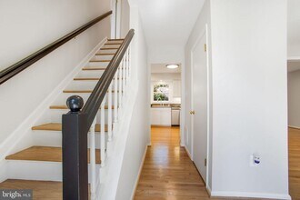 9010 Lake Braddock Dr in Burke, VA - Building Photo - Building Photo