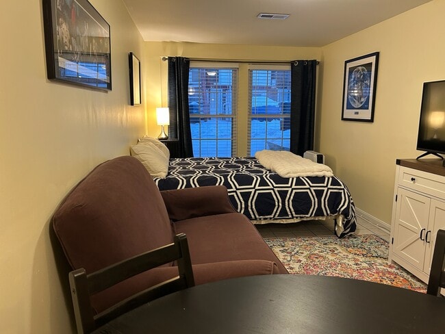 2422 Observatory Pl NW, Unit Studio Apartment in Washington, DC - Foto de edificio - Building Photo