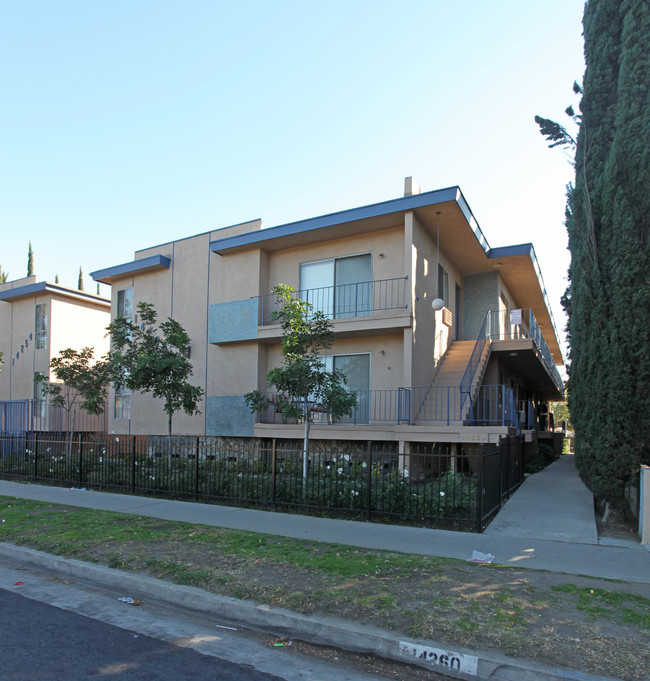 14260 Roscoe Blvd in Panorama City, CA - Foto de edificio - Building Photo