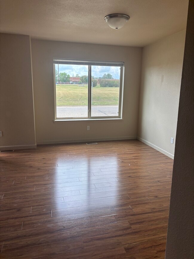 2710 24th Ave W in Williston, ND - Foto de edificio - Building Photo