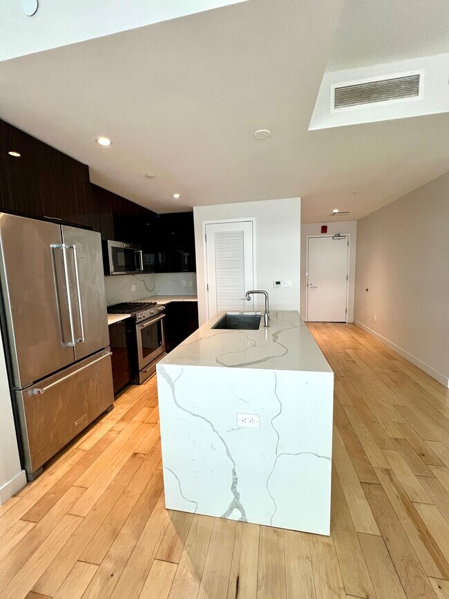800 Ave at Port Imperial, Unit 407 in Weehawken, NJ - Building Photo - Building Photo