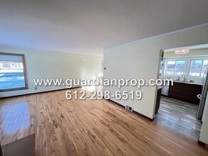 706 Roma Ave W in Roseville, MN - Building Photo - Building Photo