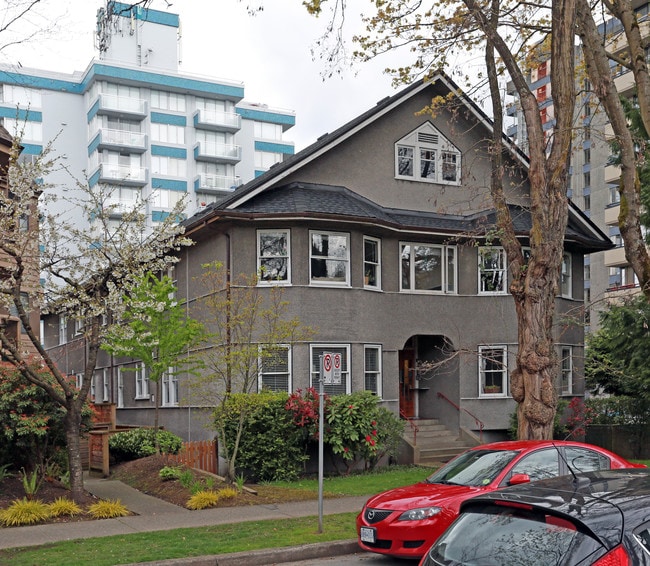 541 W 13th Ave