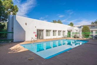 Evergreen Apartments in Santa Fe, NM - Foto de edificio - Building Photo