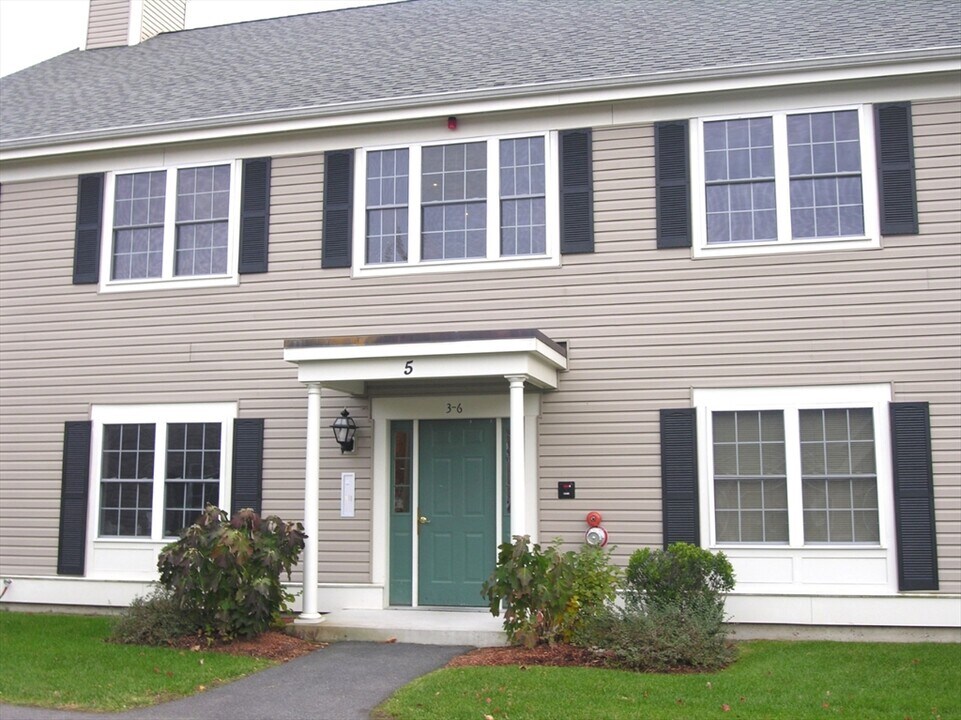 2 Abbott Ln in Concord, MA - Building Photo