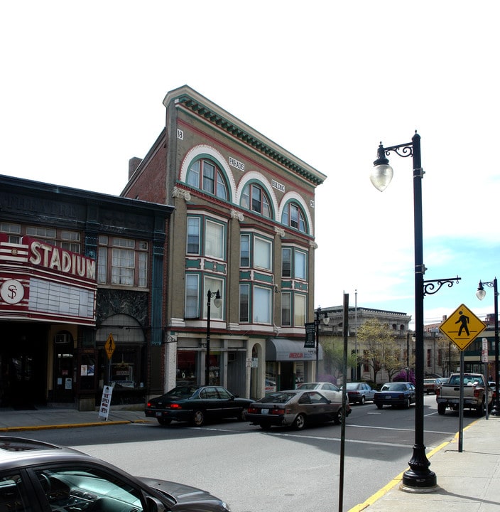 325 Main St in Woonsocket, RI - Building Photo