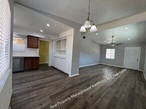 1020 W Ave J14 in Lancaster, CA - Foto de edificio - Building Photo