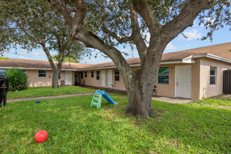 2247 Simms St in Hollywood, FL - Building Photo - Primary Photo