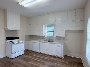 1504 Watterson Rd in Red Rock, TX - Building Photo - Building Photo