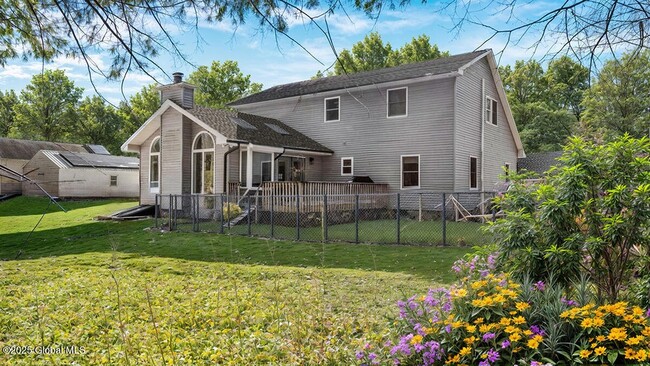 95 Meadowbrook Rd in Saratoga Springs, NY - Foto de edificio - Building Photo