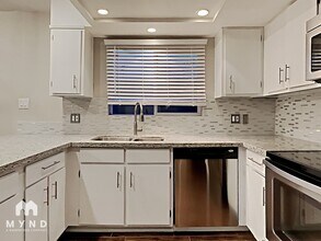 8243 E Thomas Rd in Scottsdale, AZ - Building Photo - Building Photo