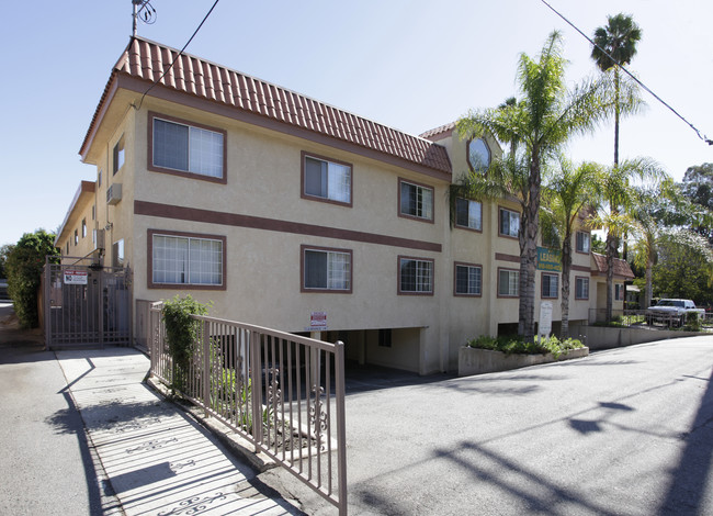 Toluca Isle Apartments in North Hollywood, CA - Foto de edificio - Building Photo