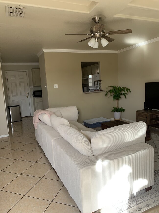 121 Ramon Cardenas Dr, Unit B in Del Rio, TX - Building Photo - Building Photo