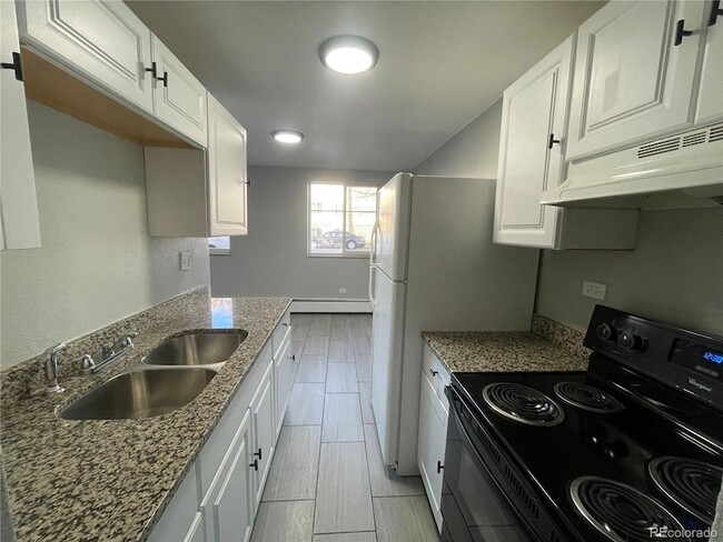 1590 Clinton St, Unit 2 in Aurora, CO - Foto de edificio - Building Photo