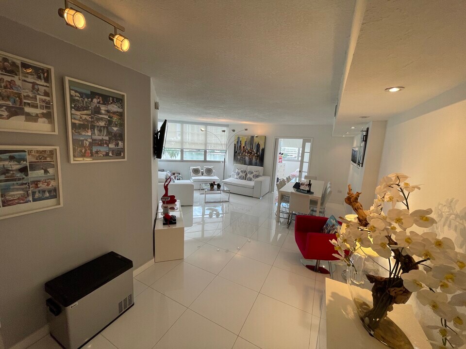 801 Brickell Bay Dr, Unit 671 in Miami, FL - Foto de edificio