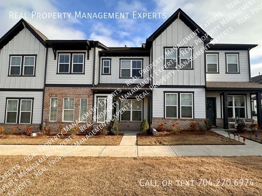 5735 Clear Creek Ln in Charlotte, NC - Building Photo