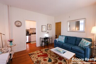 1874 Beacon St, Unit 5 in Brookline, MA - Building Photo