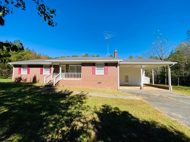 573 Gaulding Rd in La Crosse, VA - Building Photo