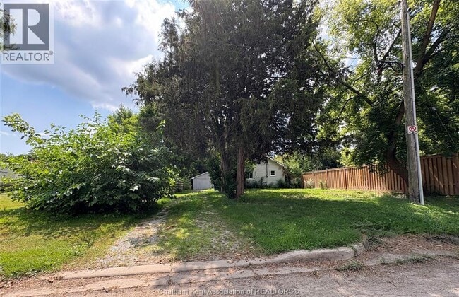property at 8 Siskind Ct