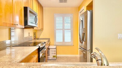520 Lunalilo Home Rd in Honolulu, HI - Building Photo - Building Photo