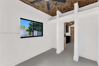 889 NW 102nd St in Miami, FL - Building Photo - Building Photo