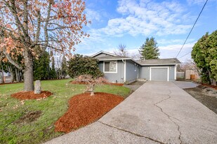 401 Whittier St in Silverton, OR - Building Photo