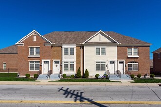 New Village Homes & Whitney Young Townhomes in Columbus, OH - Foto de edificio - Building Photo