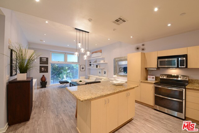 630 W 6th St in Los Angeles, CA - Building Photo - Building Photo