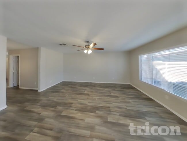 2101 N 109th Ave in Avondale, AZ - Foto de edificio - Building Photo