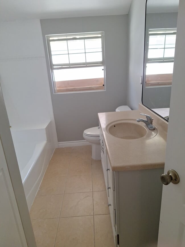 7920 Shoshone Ave in Northridge, CA - Building Photo - Building Photo