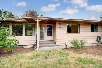3527 Shattuck Ave S, Unit Main Bedroom in Renton, WA - Building Photo - Building Photo