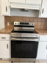 142 Redwood Ave in Sacramento, CA - Building Photo - Building Photo