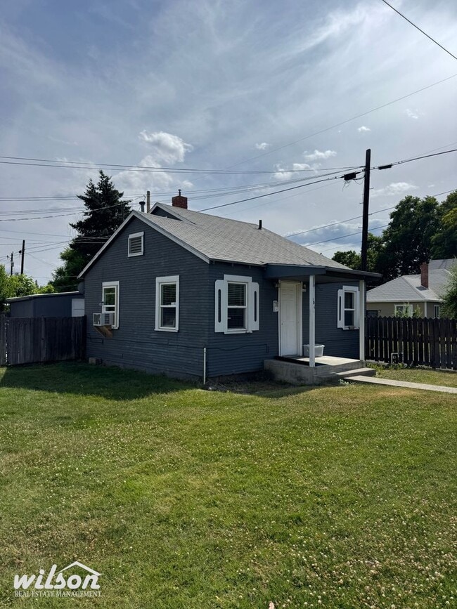 property at 806 W Spruce St