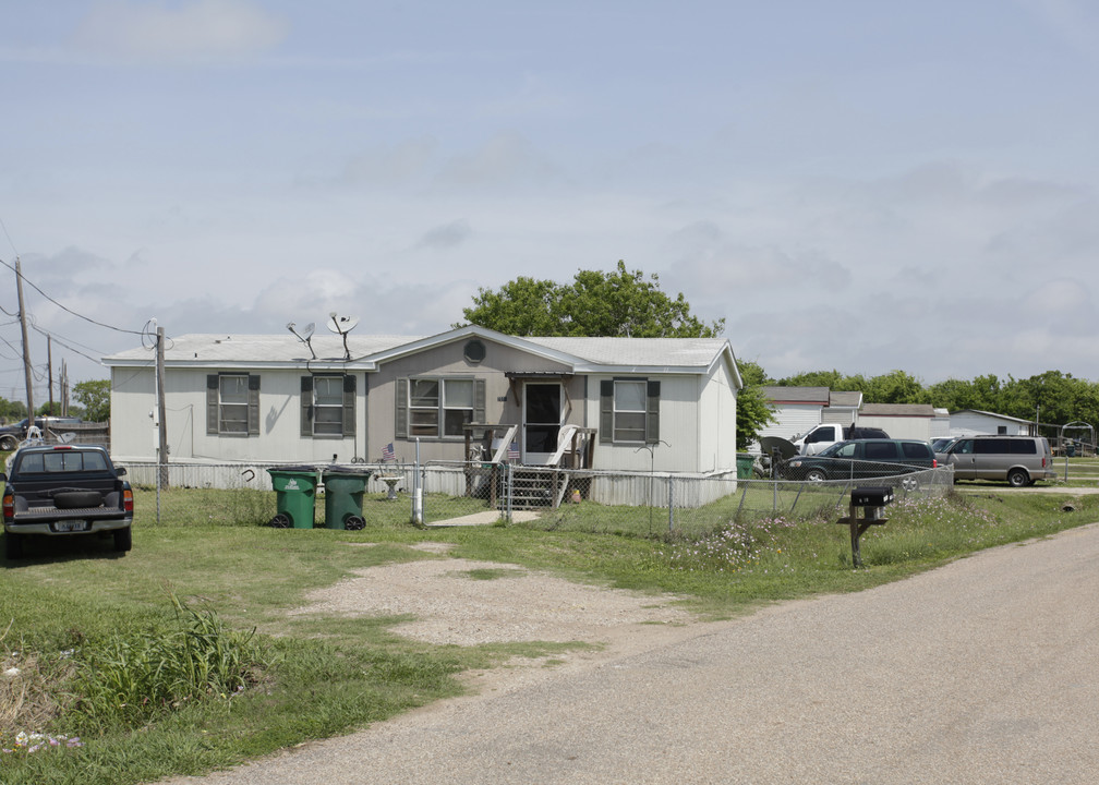 2515 Oyster Creek Bnd in Oyster Creek, TX - Building Photo