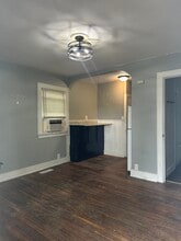 1018 Campbell Ave, Unit 1018-Left side in Waterloo, IA - Foto de edificio - Building Photo