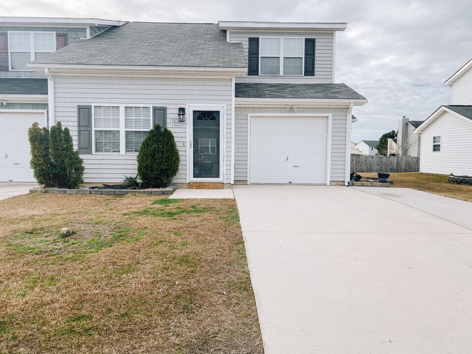 206 Jessie Cir in Hubert, NC - Building Photo