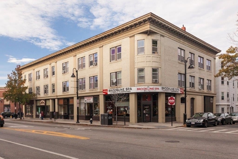 75-87 Harvard St in Brookline, MA - Foto de edificio