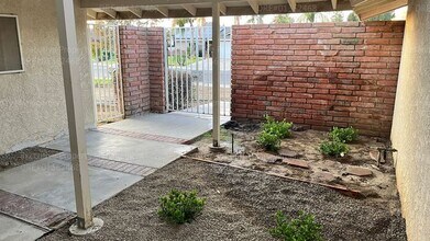 4405 Charter Oaks Ave in Bakersfield, CA - Building Photo - Building Photo