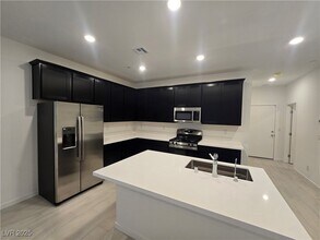 375 Powell Crst Dr in Henderson, NV - Building Photo - Building Photo