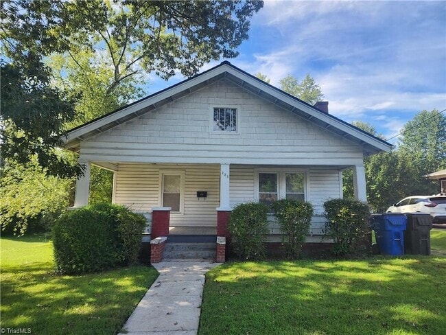 property at 221 W Oakdale St