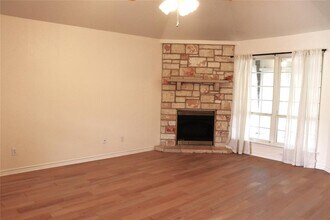 211 Fox Crossing in Burnet, TX - Building Photo - Building Photo