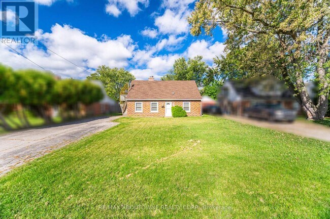 2077 Leighland Rd in Burlington, ON - Building Photo - Building Photo