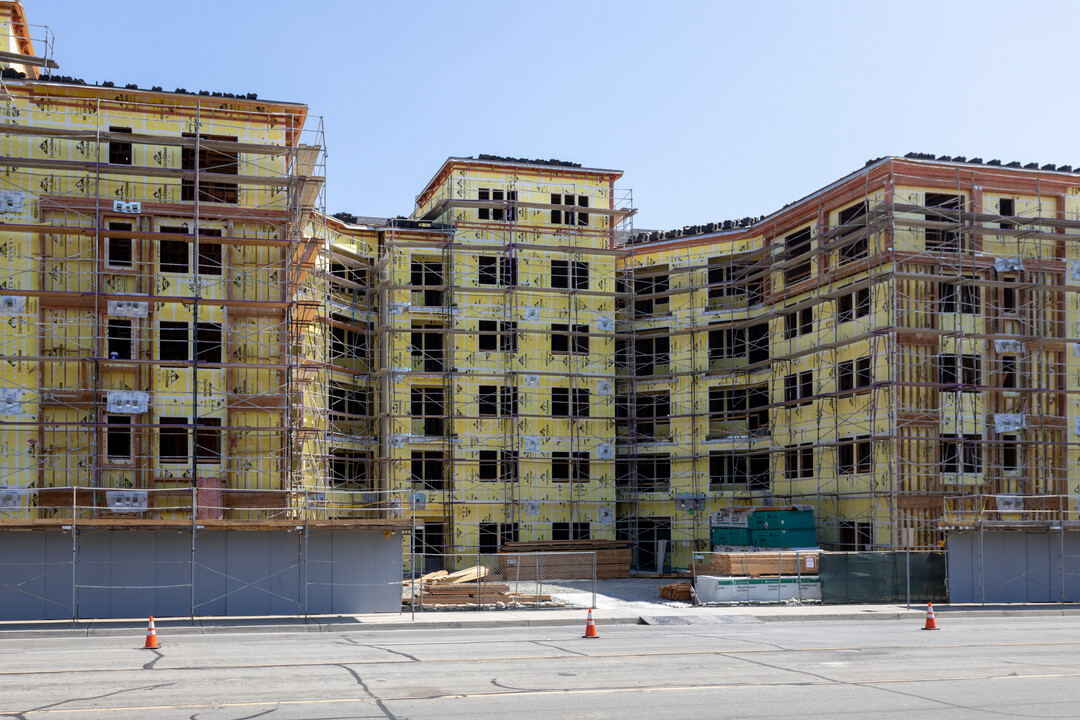 Enzo in Irvine, CA - Building Photo