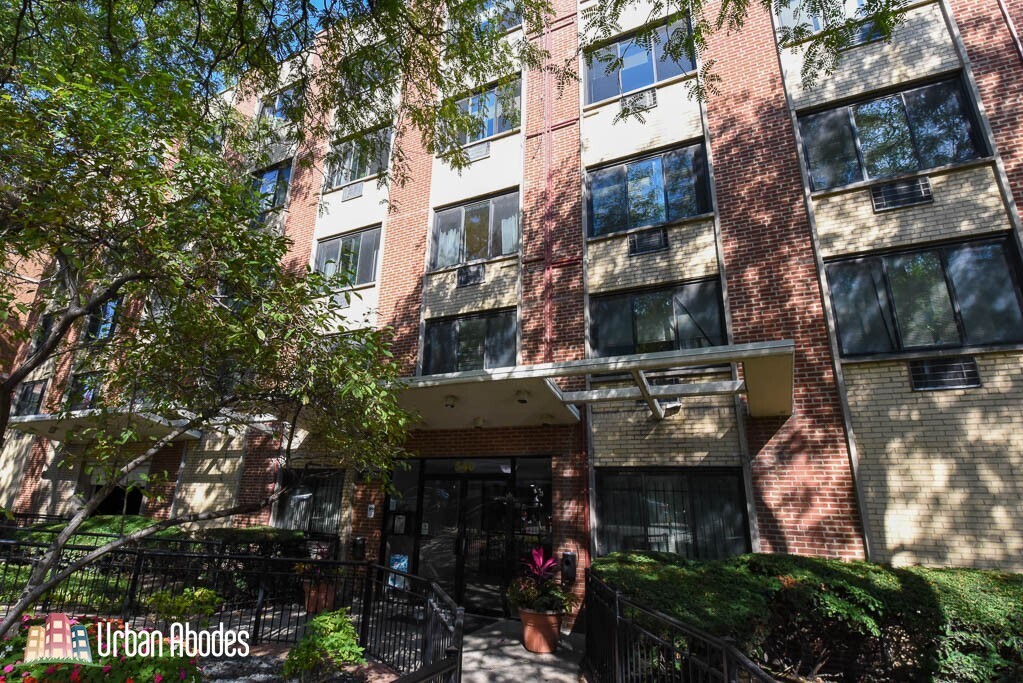 541 W Roscoe St, Unit M06B in Chicago, IL - Building Photo