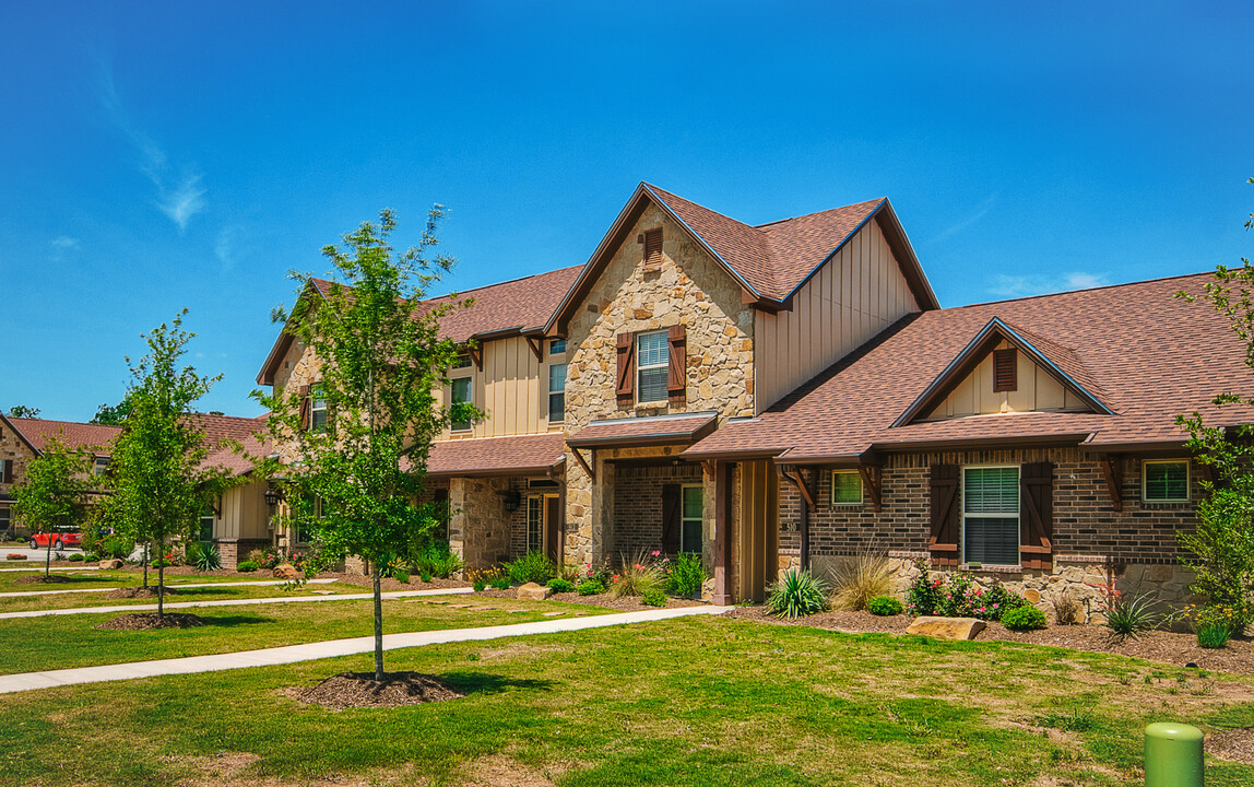 The Barracks Townhomes in College Station, TX - Foto de edificio