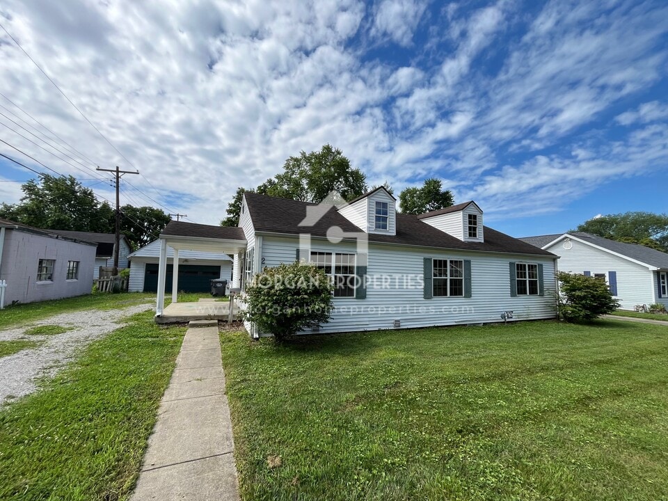 211 Vasbinder Dr in Anderson, IN - Foto de edificio