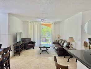 19901 E Country Club Dr in Miami, FL - Building Photo - Building Photo